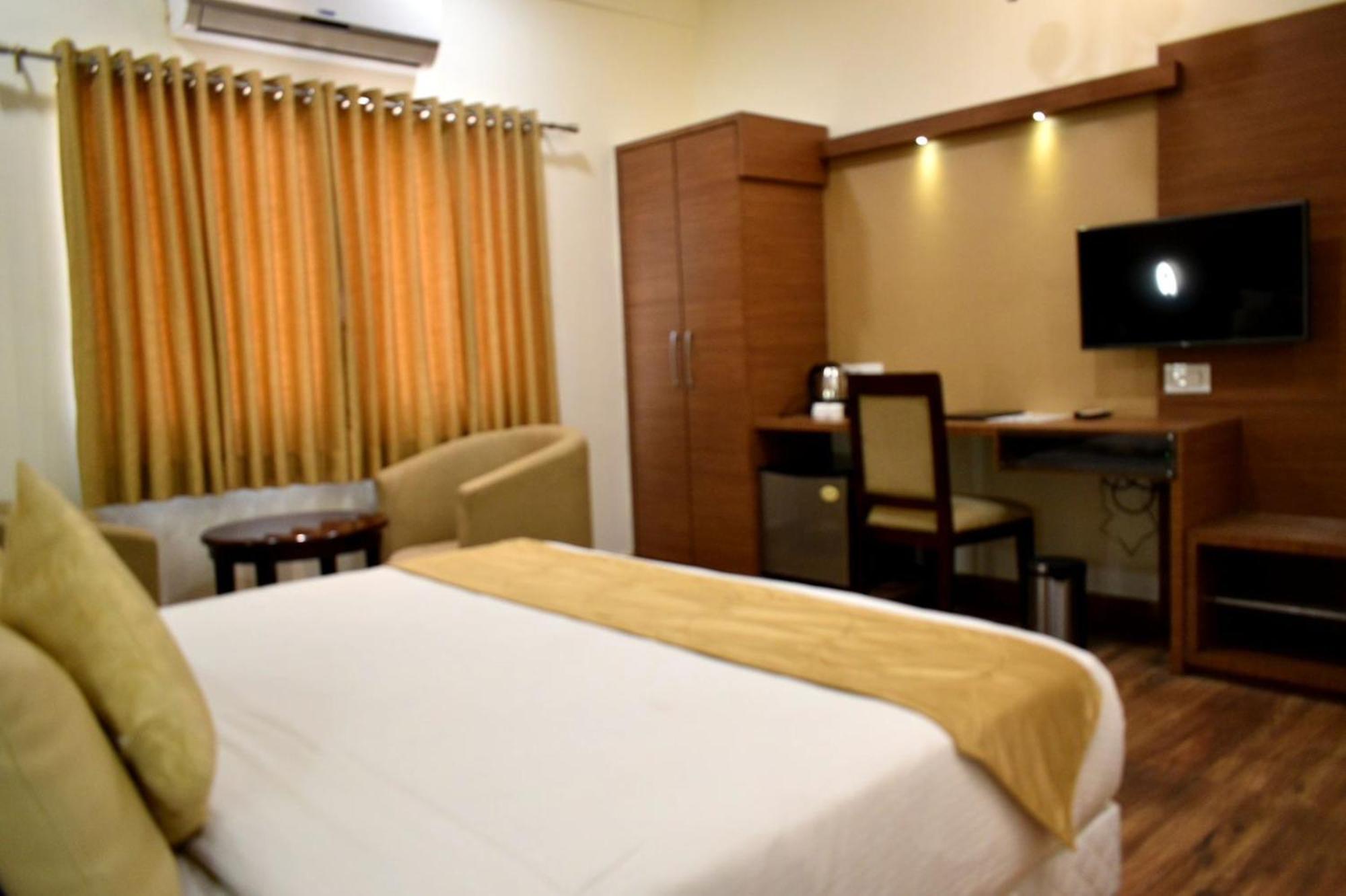 Hotel Aerocity Golden Close To New Delhi Airport Extérieur photo