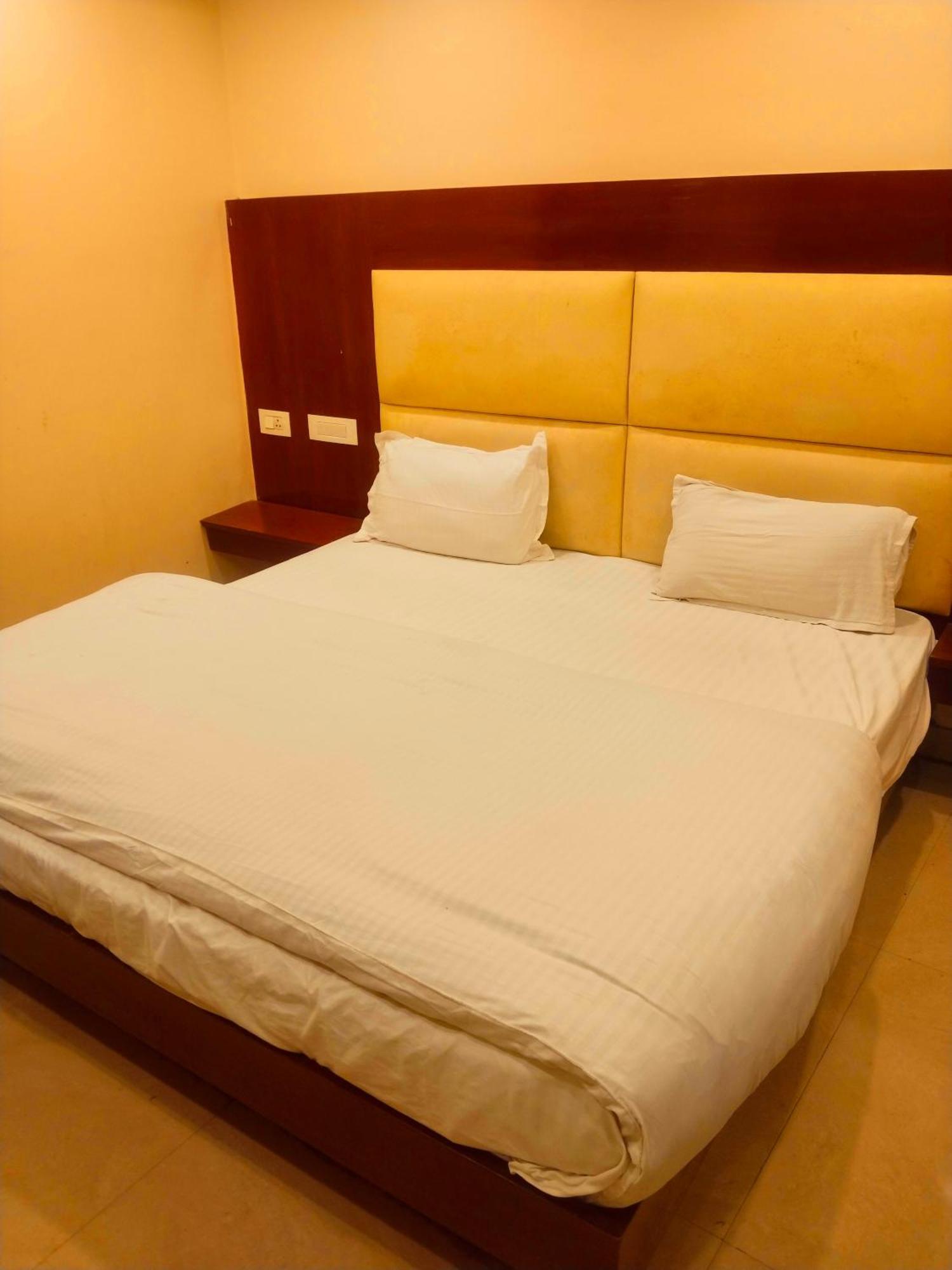 Hotel Aerocity Golden Close To New Delhi Airport Extérieur photo